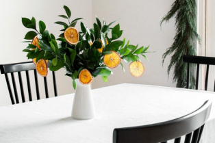 Sušene kriške narandže postaju lep centralni ukras na vašem trpezarijskom stolu ovog proleća