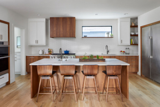 Dodajte malo drvenih detalja svojoj beloj kuhinji - nećete zažaliti!