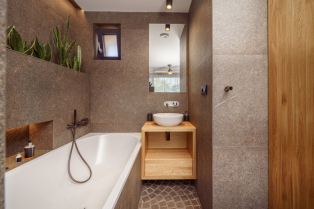 Od ugaonih tuš kabina do dramatičnih uzoraka: ovo su sigurne kombinacije za mala kupatila