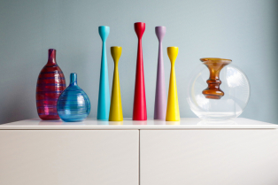 Zahvaljujući ovom malom triku, prozirne staklene vaze za tren oka postaju šarena umetnička dela u vašem domu!
