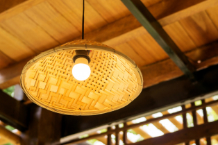 Transformišite jeftinu drvenu činiju u luksuznu privesnu lampu prateći jednostavne korake