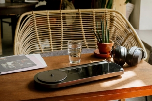 Prelepo dizajniran prenosivi gramofon za sve ljubitelje dobrog zvuka