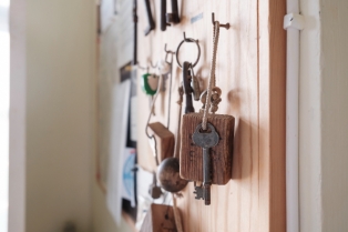 Praktičan držač za ključeve od reciklirane daske i starih kašika