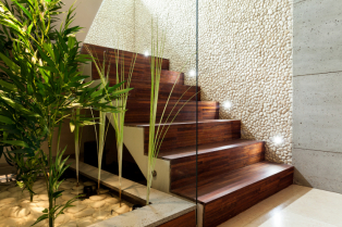 Bezbednost i estetika na prvom mestu: vodič za savršeno osvetljenje stepenica