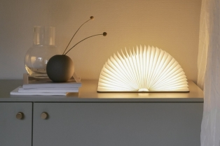 Zanimljiva lampa u obliku knjige
