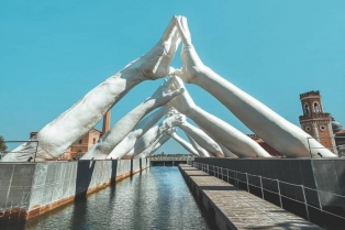 Gigantske ruke u Veneciji su simbol 6 univerzalno bitnih vrednosti