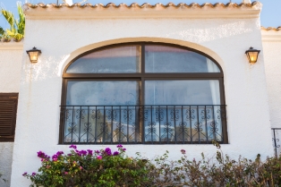 Zašto su prozori izrađeni po meri pametna odluka tokom procesa gradnje?