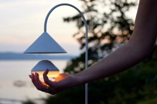 Prenosiva lampa sa punjivom sijalicom donosi magiju u mračne prostorije