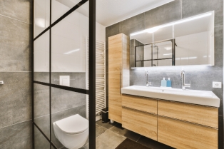 Kako maksimalno iskoristiti pregradne zidove u malom kupatilu?