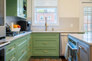 Zeleni kuhinjski ormarići: savršen način da oplemenite izgled svoje kuhinje