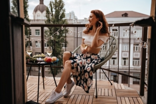 Stari pod na balkonu: 4 načina da izgleda kao nov, a da ne radite skoro ništa