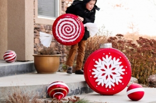 Neka stara guma postane džinovski novogodišnji ukras u vašoj bašti!