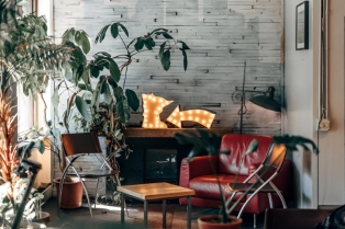 "Intentional Clutter" – Najveći trend u uređenju enterijera za 2025. godinu