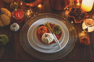 Novembar postavlja sto: prirodni materijali i rustična atmosfera za savršena druženja