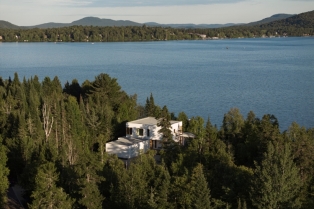 Minimalizam koji oduzima dah: otkrijte novu rezidenciju na kanadskom jezeru