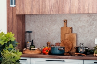 Otkrijte sve prednosti i mane betonskih kuhinjskih pozadina