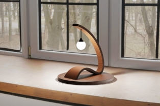 Arc Lamp – svetlost koja diše u ritmu drveta