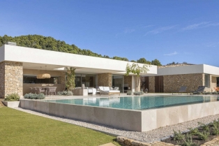 Mediteranski san od kamena: kuća stvorena za život pored bazena