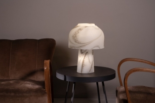 Lilly: elegantna stona lampa inspirisana Bauhaus estetikom i umetnošću stakla