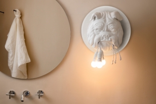 Amsterdam: Zidna lampa koja svetlo pretvara u priču