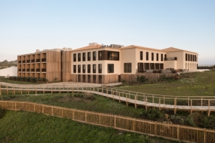 Hotel na litici Atlantika koji izgleda kao scena iz filma