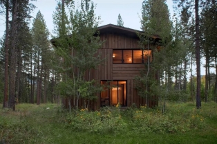 Kuća koja diše sa šumom: savremeni dom u srcu divlje prirode