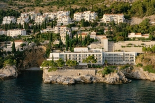 Hotel u Dubrovniku koji se otvara ka moru: luksuzni enterijer koji spaja kamen, dizajn i istoriju