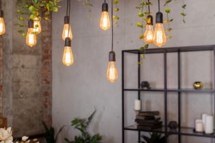 Viseća lampa je novi favorit dizajnera: Detalj koji menja atmosferu celog doma