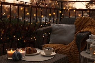Fall Balcony Makeover: Kako stvoriti prijatnu atmosferu na svom balkonu